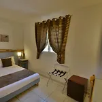 Ξενοδοχείο Restaurant De La 3*