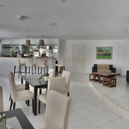 ホテル Restaurant De La 3*