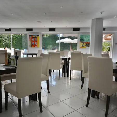 Restaurant De La ホテル 3*