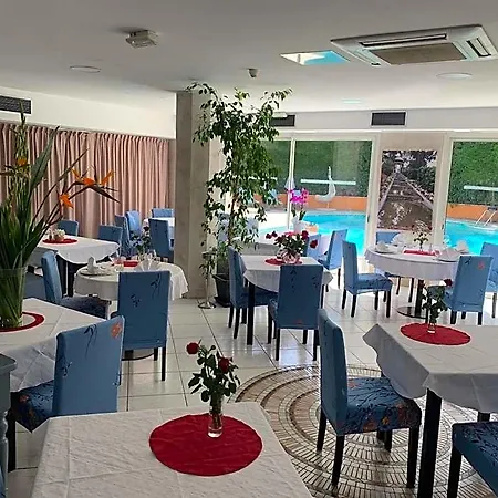 Ξενοδοχείο Restaurant De La 3*